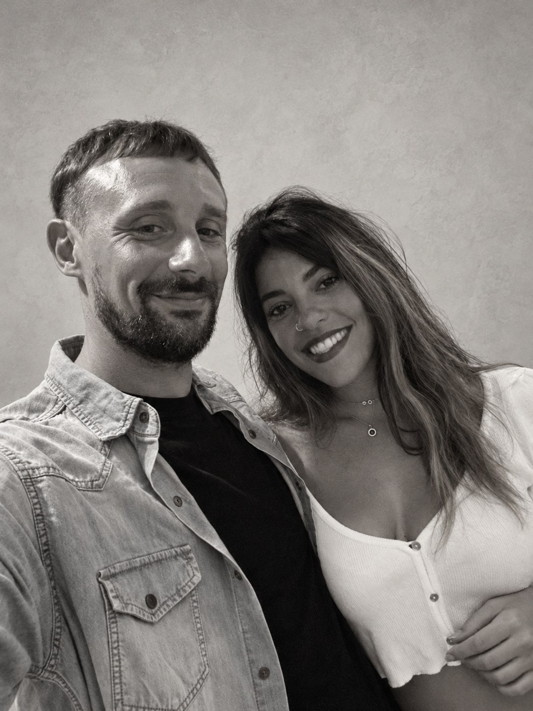 Agos y Maxi en blanco y negro