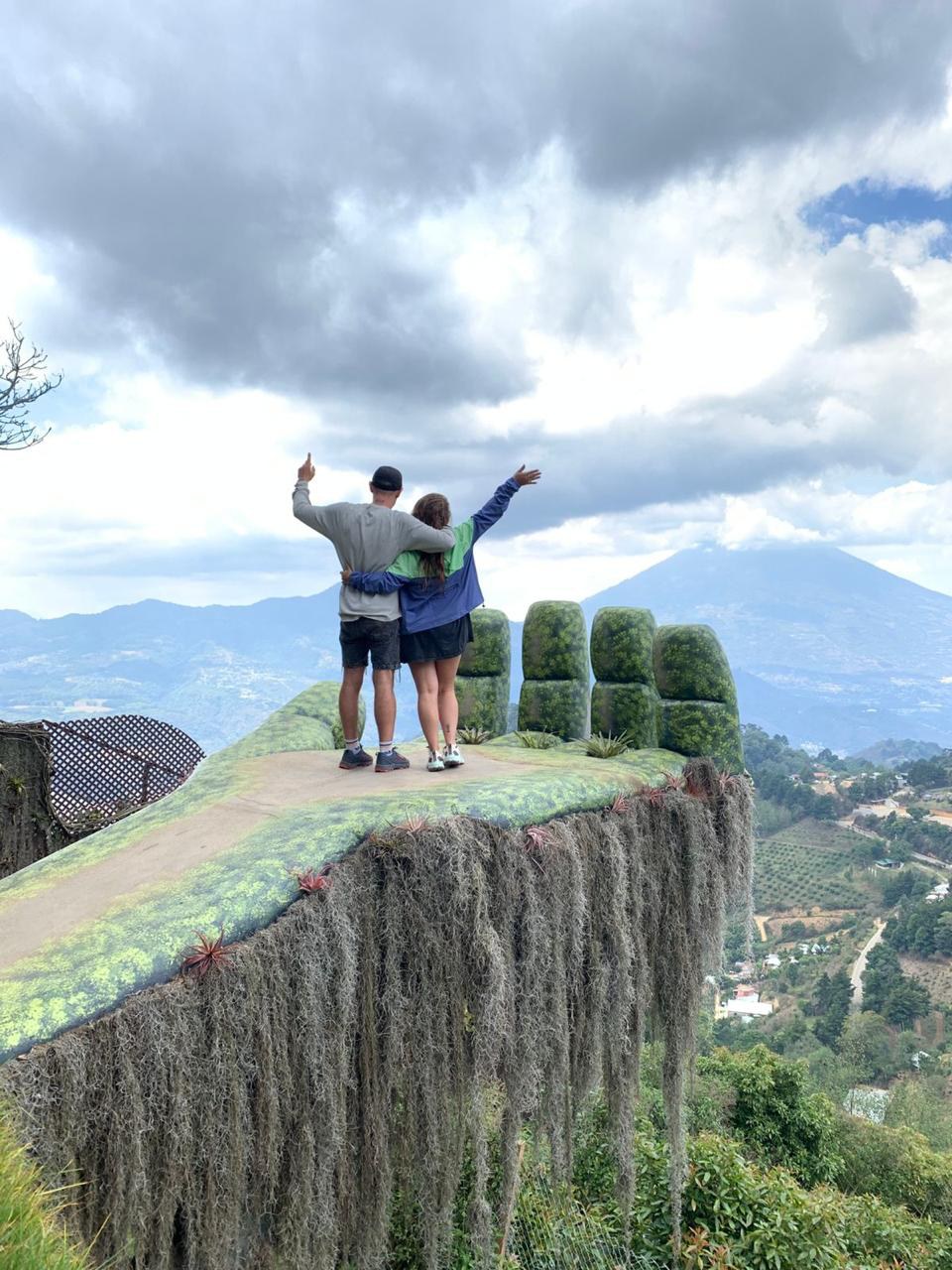 Agos y Maxi abrazados mirando el paisaje durante un viaje